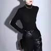 Camisa de Base de Tricô Preta de Alta Qualidade, Slim-Fit, Gola Alta para Mulheres no Outono e Inverno, Suéter Macio e Sedoso Justo com Design na Parte Superior
