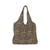 Bolsa tote de grande capacidade para estudantes universitários, perfeita para ir às aulas; Estilo novo de 2026, apresentando um design de estampa de leopardo relaxado e chique; bolsa de ombro de lona