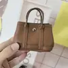 Nuevo Colgante de Mini Bolsa de Jardín Marca H Lindo Accesorio de Bolsa para Auriculares Cadena de Bolsa para Labiales de Microfibra Canasta de Verduras para Mujeres