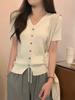 Camisa de malha com botões de alta qualidade, chique e única, decote em V, manga curta, feminina, verão, bainha curta, pequena camisa aberta, top para mulheres