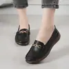 Mocassins de couro macio com sola macia para mulheres, estilo primavera e outono, sapatos flat slip-on confortáveis com sola de couro bovino, sapatos de couro preguiçosos, sapatos de mãe