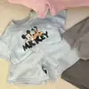 2025 Nuevo Estilo Verano Trajes para Niñas y Niños Mangas Cortas Pantalones Cortos Caricatura Letras Lindas Casual Conjunto de Dos Piezas Tops Modernos