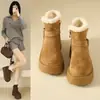 Botas de Neve com Solado Grosso para Aumentar a Altura para Mulheres, Novo Estilo Inverno 2026, Botas Curtas Aconchegantes com Forro de Lã e Espessura Extra, Sapatos Quentes de Algodão com Plataforma para Pessoas Baixas