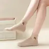 Meias Transfronteiriças para Mulheres com Letras Coloridas de Doces H Meias Esportivas Meias Simples Meias de Cano Baixo Versáteis para Mulheres Meias de Algodão Meias de Corrida de Algodão