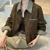 Colección de otoño 2026: chaqueta corta de retazos a cuadros estilo workwear retro con cuello con muesca, hecha de gamuza, corte holgado, efecto adelgazante, mangas largas, moderna