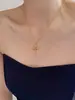 Collar de Acero de Titanio con Cruz de Diamante Individual Retro de Lujo Ligero Europeo y Americano para Mujer, Temperamento de Gama Alta, Cadena Versátil Exquisita para la Clavícula de Nicho