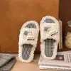 2026 Novo Modelo Chinelos Femininos de Encaixar para Exterior, Chinelos de Algodão Peludos de Desenho Animado, Chinelos de Casa Fofos de Solado Macio Plano e Abertos na Ponta