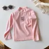 Camiseta básica de alta calidad para niños para otoño e invierno, linda camiseta básica estampada de dibujos animados engrosada de terciopelo de proteína con cuello medio alto