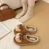 2026 Inverno Casa Interior Chinelos de Pelúcia e Algodão Ursinho Fofo Quente Bico Fechado Meio Chinelo Chinelos Pós-Parto para Mulheres