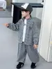 Conjunto deportivo de dos piezas a rayas para niños de primavera y otoño, conjunto de cárdigan coreano de moda para niños, ropa para bebés para exportación