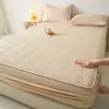 2026 Nueva sábana bajera acolchada impermeable con diseño de oso y corona linda para cama King