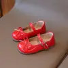 Zapatos de cuero para niñas, estilo primavera, versión coreana, zapatos de cuero de moda con lazo para niñas pequeñas, zapatos planos de suela blanda de colores caramelo para niñas pequeñas