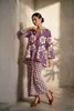 Kimono con estampado floral del sudeste asiático, con mangas holgadas de tres cuartos, usado como capa exterior sobre una camisa de murciélago. Venta al por mayor desde la fábrica de origen