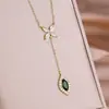 Collar Rakol Mariposa Dulce de Cobre Plateado con Trébol de Cuatro Hojas Esmeralda Colgante de Borla en Forma de Y Lujo Ligero con Incrustaciones de Diamante Venta al por Mayor