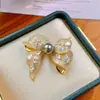 Accesorios DIY Lujo Ligero Gama Alta Broche de Lazo Color Dorado Cobre Chapado Pin de Zircón Corsage de Perla Soporte Vacío