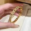 Pulsera Cruzada de Cuatro Hojas Hueca Más Vendida para Mujer Exquisita Hebilla Incrustada de Circonita Material de Latón Amarillo Joyería de Mano Versátil