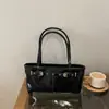 Bolso de diseñador nicho coreano con un aire vintage de alta gama, cinturón de remaches versátil, bolso de hombro tipo tote de gran capacidad para el día a día