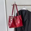Sacola casual de grande capacidade feminina 2024 Novo design de nicho Bolsa de ombro elegante Bolsa de classe simples