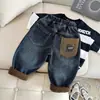 Calça jeans forrada com fleece para meninos, novo estilo de inverno 2026, calça comprida para bebês e crianças, peça única de fleece, calça solta e estilosa