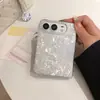Adequado para a capa de celular iPhone Duo, apresentando um padrão de concha em formato de coração, glitter e um design dobrável, oferecendo proteção contra quedas com uma capa protetora de acrílico