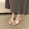 Primer Encuentro Jifa Elegantes Mules Franceses de Punta Abierta para Mujer Calzado de Exterior Plano con Decoración Metálica Chanclas Diarias