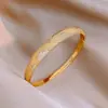 Pulsera de Cierre Ovalado Plegado con Circonita Bañada en Oro Real de 18 Quilates, Estilo de Lujo Ligero de Gama Alta, Joyería Minimalista Versátil