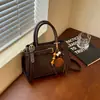 Bolso pequeño simple de invierno para mujer, modelo nuevo 2025 para el trabajo y los desplazamientos, bolso de mano pequeño, bolso cuadrado pequeño, bolso cruzado versátil de alta gama