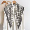 Pañuelo Triangular de Seda para Mujer, Nuevo Estilo Primavera y Verano, Pañuelo de Seda Estampado Retro, Chal Versátil, Pañuelo de Protección Solar, Moderno y Elegante