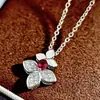 Colar com Pingente de Flor de Pétalas Três Folhas Metalizado Brilhante, Versátil e da Moda, com Diamantes Vermelho-Rosa e Pétalas de Três Folhas Totalmente Cravejadas de Diamantes