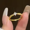 Anillo de Diseñador de Nicho con un Solo Diamante Cepillado para Mujer, Banda Lisa Estilo Vintage, Anillo de Diamante Cuadrado Exquisito de Lujo Ligero