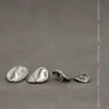 Botones metálicos de forma irregular con forma de arco, cosidos a mano, estilo minimalista, adecuados para trajes, abrigos, chaquetas, tops versátiles y prendas de punto.