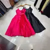 Vestido de Comprimento Médio Forjado com Alças, Ajustado na Cintura, de Luxo Leve, com Pregas e Cravejado de Diamantes, para Filha de Socialite Europeia e Americana