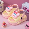 Novas Chinelos de Verão Desenho Animado Fofo Para Interior Exterior Sola Macia Anticolisão Tira Única EVA Jardim de Infância Leve Resistente ao Desgaste Sapatos de Praia