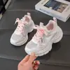 Tênis Esportivo Feminino com Malha Respirável, Novo Estilo Primavera e Verão, Tênis Casual para Meninas, Antiderrapante, Adequado para Crianças Maiores e Estudantes, Tênis de Corrida Branco
