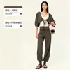 Conjunto casual de roupas esportivas para mulheres, apresentando um top de corte solto e modelador e leggings combinando, perfeito para Pilates e yoga, com um visual sofisticado.