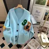 Cardigan de Tricô Versátil Estilo College Soltinho com Desenho de Urso Outono e Inverno Jaqueta Suéter Suéter Cartoon Tendência Europeia e Americana Feminino