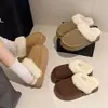 Meias pantufas fechadas com sola grossa para mulheres, para usar ao ar livre, novo estilo popular do inverno de 2026, pantufas de algodão com forro de fleece, meias pantufas felpudas, botas de neve