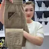Pantalones casuales de verano nuevos de alta gama para hombre, pantalones de seda helada, estilo europeo, a la moda, modernos, elegantes, pantalones casuales versátiles para hombre
