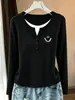 Moda Otoño 2026: Camiseta de Manga Larga de Algodón Puro para Mujer, Estilo Coreano, Cuello Henry, Falso Dos Piezas, con Diseño de Cuello en Y para un Look Juvenil