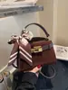 Bolso Pequeño Vintage Otoño 2025 Nuevo Moda para Mujer Bolso Cruzado Versátil Bolso de Mano Vintage Tipo Kelly