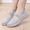 Los nuevos zapatos de malla de verano Beijing cloth de Bai Zhenhe son transpirables, calados, con suelas suaves, zapatos casuales de moda para madres, zapatos de mujer