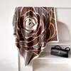 Lenço Fashion Simples Estilo Chanel 90cm Lenço Quadrado Grande com Letras Lenço de Seda Sarja Novo Xale Versátil para Mulheres