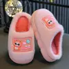 Nova coleção de inverno de pantufas infantis de algodão, com fofos designs de ursinhos de desenho animado para meninas, com forro espesso e felpudo para aquecimento e conforto, perfeitas para usar em casa.. Disponível para drop shipping