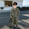 Conjunto de Ropa de Primavera para Niños 2026 Nuevo de Moda Genial Ropa Infantil Primavera y Otoño Estilo Callejero Chaleco de Trabajo Conjunto de Tres Piezas