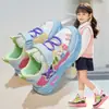 Zapatos deportivos para niños al por mayor 2026 otoño nuevo modelo malla transpirable zapatos para niñas princesa suela suave ligeros zapatos casuales