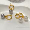Pendientes de perlas estilo Hepburn francés retro bañados en oro y cobre para mujer, con hebilla de dos orejas, elegantes y ligeros, de lujo, 1696