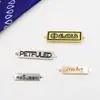 Venta directa de accesorios de ferretería para bolsos y equipaje, logo metálico personalizado, placa de nombre de aleación de zinc con pies, personalización de letrero pintado en spray