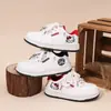 Zapatos blancos de dibujos animados para niños, nuevos modelos de primavera y otoño, zapatillas de suela blanda para niños y niñas, zapatos deportivos casuales estilo coreano, zapatos de moda para niños mayores