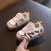 Sapatos de Couro para Bebês Primavera e Outono 2026 Tênis Esportivos Fofos para Meninos e Meninas Sapatos Baixos com Desenhos