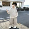 Traje Masculino Outono 2026 Novo Primavera e Outono Infantil Fresco Casual Moda Versátil Menino Bebê Conjunto de Três Peças Tendência